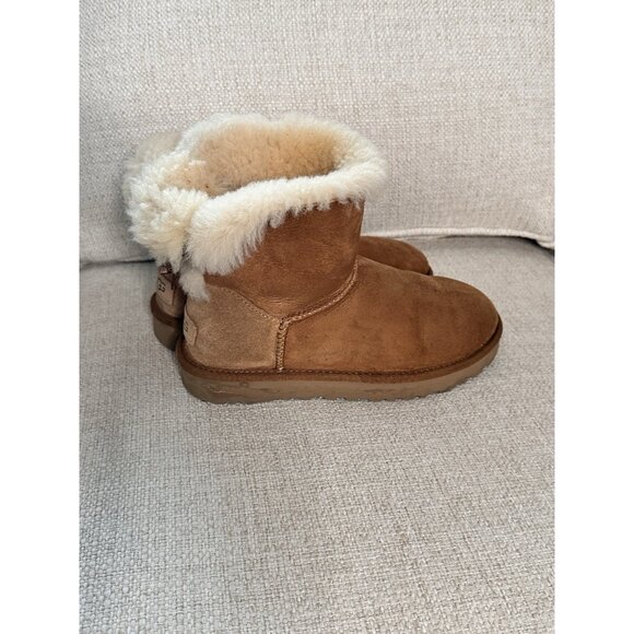 UGG Women's Mini Bailey Bow II Ankle Boot, Cozy Sheepskin, Chestnut Size 6 - Picture 2 of 8